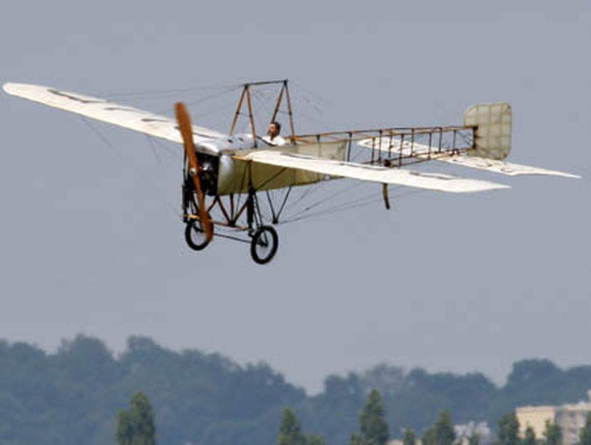 Was aussieht wie ein Flugzeug aus dem Heimwerkerkatalog ist die Blériot 11/2 aus dem Jahr 1909. Sie war eines der ersten Militärflugzeuge überhaupt.  Aber auch in der zivilen Luftfahrt kam sie zu Ruhm und Ehre: Harriet Quimby etwa, die erste Frau, die den britischen Kanal überflog, war Bleirot-Pilotin. Adolphe Pégoud flog 1913 den ersten vollen Looping der Welt mit einer Blériot.