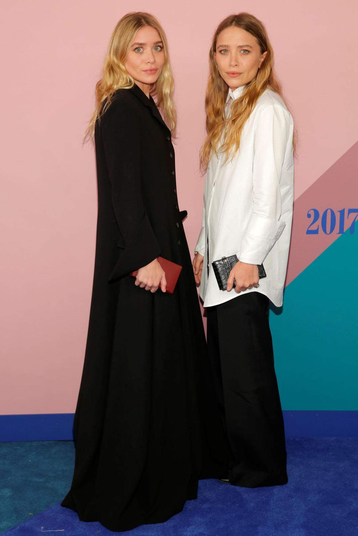 Pittoresk und Oversize: Die berühmten Stilikonen und Modedesignerinnen Ashley Olsen und Mary-Kate Olsen waren auch wieder im Rampenlicht zugegen.