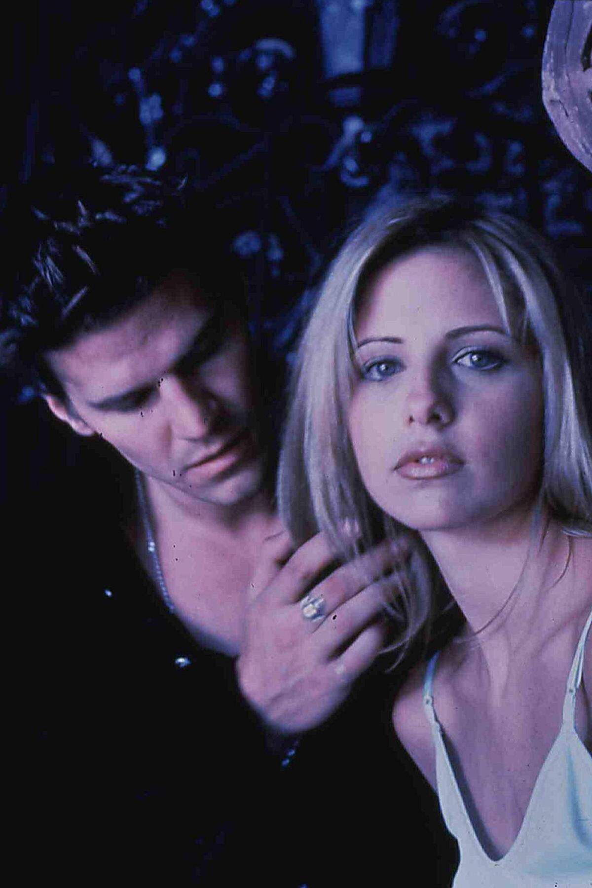 von 1997 bis 2003 | Sieben Staffeln Bevor Joss Whedon bei der Comic-Verfilmung "Avengers" Regie führen durfte, schuf er die Serie "Buffy", die im Deutschen den wenig passenden Untertitel "Im Bann der Dämonen" trägt. Darin drehte er Klischees clever um: das blonde Mädchen ist hier nicht wehrlos, sondern - ganz im Gegenteil - eine starke Kämpferin gegen Vampire und andere Bösewichte. Die postmoderne Serie, die sich auch durch ihren humorvollen Dialogen abhob, fand viele Fans unter Wissenschaftlern (es gibt tatsächlich "Buffy Studies"), nicht aber unter der Emmy-Jury.