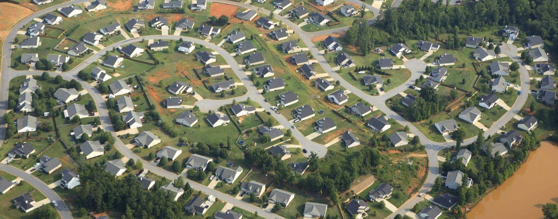 Eine Wohnsiedlung mit ausschließlich Einfamilienhäusern in South Carolina.