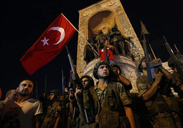 Ein Putschversuch des Militärs hat in der Nacht auf Samstag, den 16. Juli die Türkei erschüttert. Mehr als 260 Menschen, darunter viele Zivilisten, kamen laut dem Chef des Militärs bei den gewaltsamen Auseinandersetzungen in der Hauptstadt Ankara und der Metropole Istanbul ums Leben. Mehr als 1150 Personen sollen verletzt worden sein.