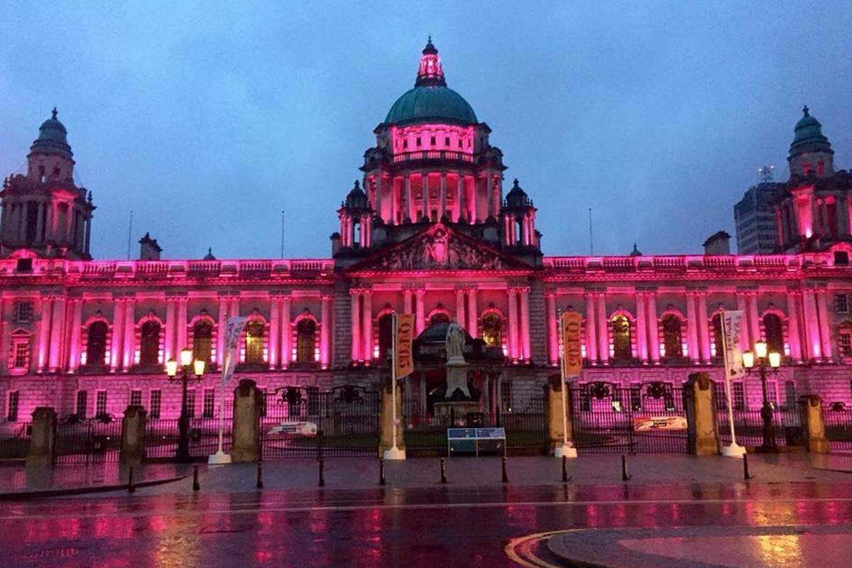 In Irland drehte man zu Ehren der Niederkunft die rosa Scheinwerfer in der Belfast City Hall auf.
