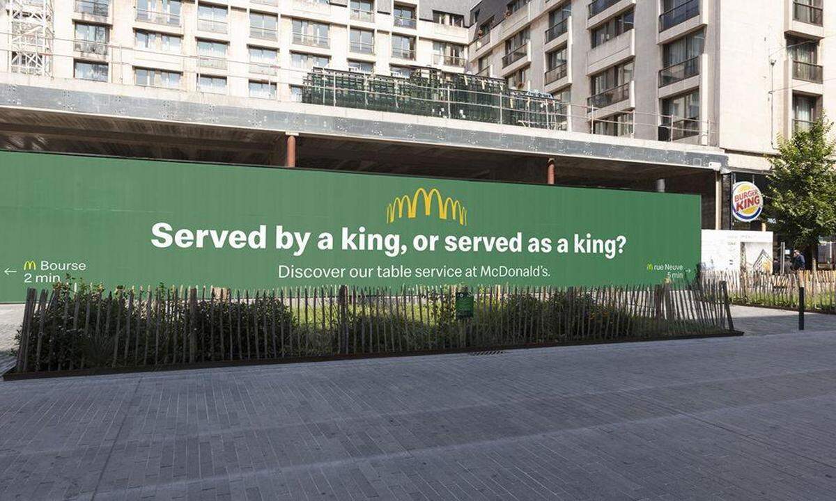 Apropos: In Belgien platzierte McDonald's diesen riesigen Werbebanner direkt vor einer Burger-King-Filiale. Die Message: Nur zwei Minuten weiter finden Fußgänger die Konkurrenz, bei der es neuerdings auch Tischservice gibt.