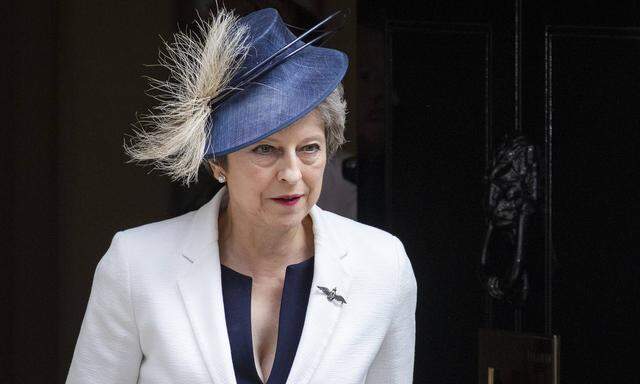 Bleibt trotz Rücktritten und des starken internen Gegenwindes nun doch im Amt: Premierministerin Theresa May setzt weiterhin auf einen „weichen Brexit“ .