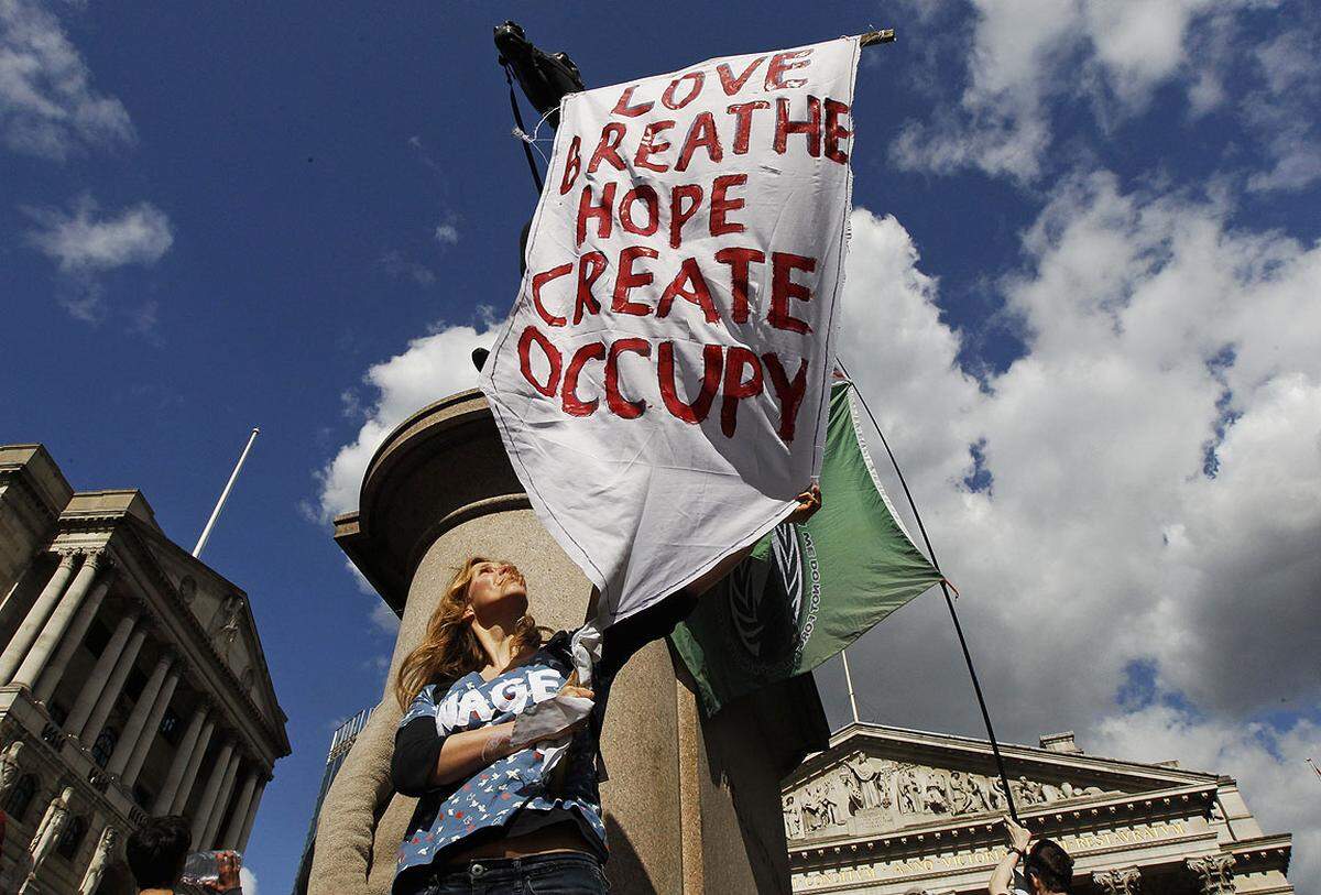 In der britischen Hauptstadt London protestierten ebenfalls hunderte Menschen gegen Sparpläne der Regierung unter dem konservativen Premierminister David Cameron und die Macht der Banken.