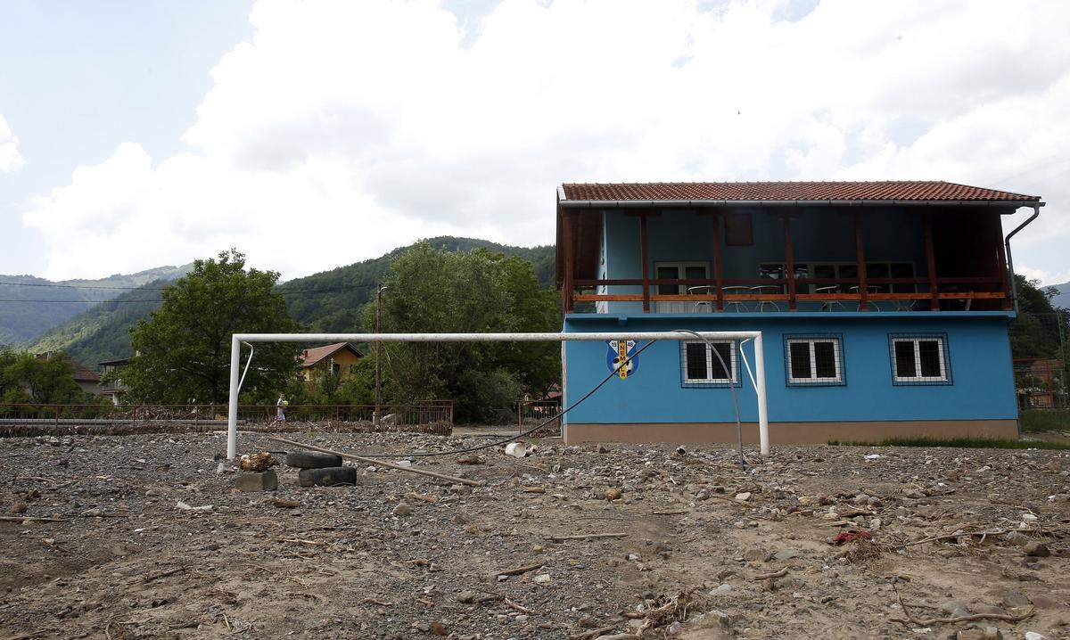 Bosnien-Herzegowina: Der lokale Sportplatz des FC Nemila.