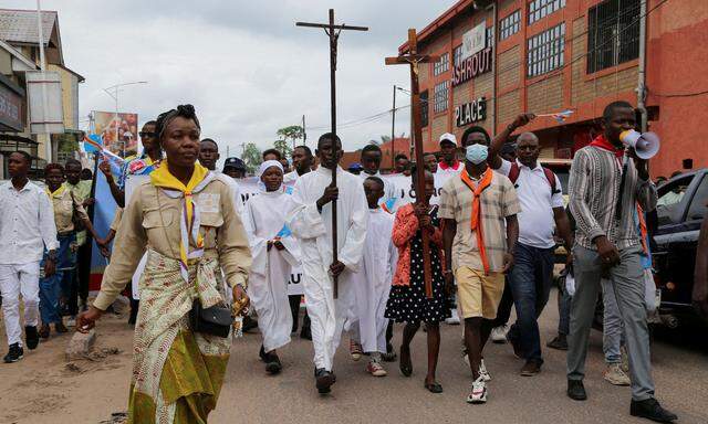 Ein Protestmarsch in der kongolesischen Hauptstadt Kinshasa gegen die Gewalt im Osten des Landes, wo bei einem Terroranschlag auf einen Gottesdienst mindestens 14 Menschen ums Leben kamen. 