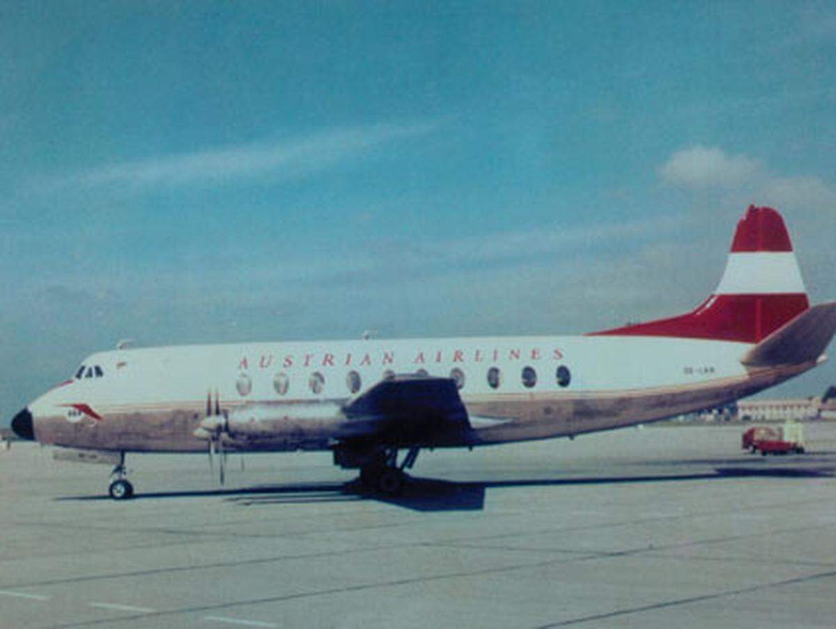 Ein halbes Jahr nach ihrer Gründung nimmt die AUA den Flugbetrieb auf. Mit vier gecharterten Vickers Viscounts 779 startet der Linienverkehr Wien - London. Leasing im heutigen Sinn gab es damals noch nicht.
