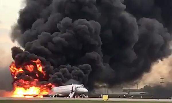 Das Flugzeug hatte nach ersten Erkenntnissen kurz nach dem Start am Sonntagabend technische Probleme. Bisher geht die staatliche Aeroflot-Gesellschaft davon aus, dass ein Signalfehler bei der Maschine auf dem Weg nach Murmansk im Norden Russlands den Piloten zum Umkehren zwang. Medien berichteten auch von einem möglichen Motorschaden. Es gab aber auch Augenzeugenberichte, nach denen ein Blitz in dem Flugzeug eingeschlagen haben soll.