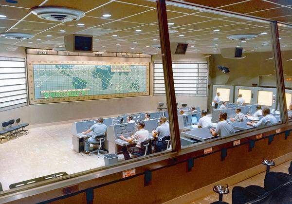Kontrolle. Bis 1965 steuerte man im Mercury Control Center Raumflüge.