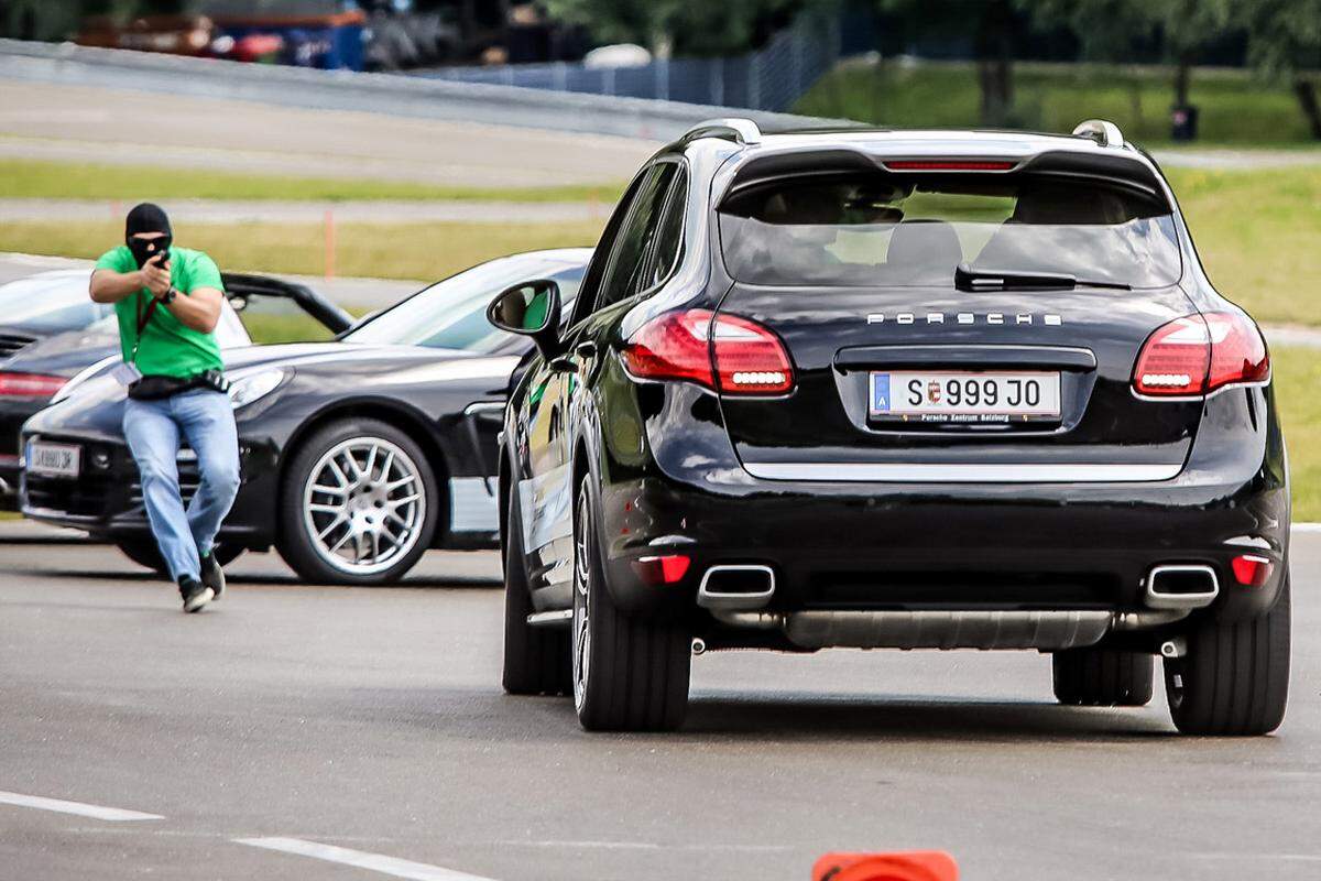 Eine wichtige Übung im Training ist die Fluchtwende, die zur Anwendung kommt, wenn das eigene Auto vorne an der Weiterfahrt gehindert wird.