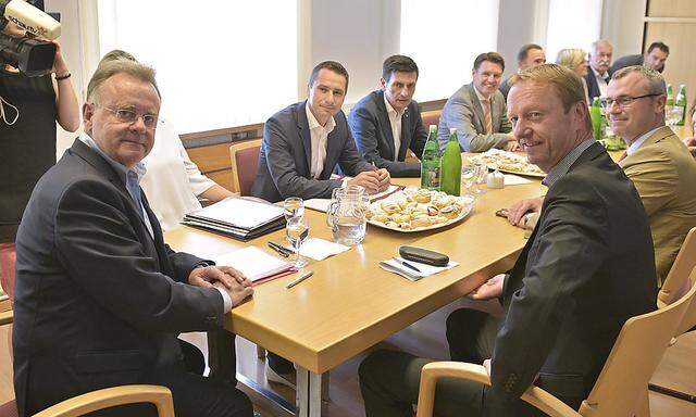 Landeshauptmann Hans Niessl (SPÖ, l.) Landesparteiobmann Johann Tschürtz (FPÖ, 2.r.)