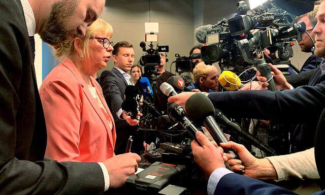 Die schwedische Vizeoberstaatsanwältin Eva-Marie Persson wird von internationalen Medienvertretern umringt.