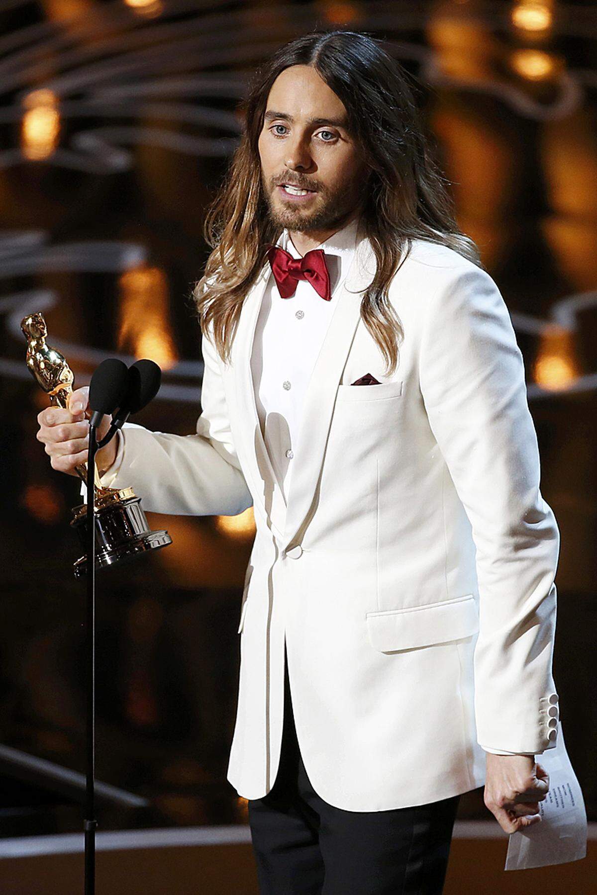 In der Kategorie Bester Nebendarsteller setzte sich der Favorit durch: Jared Leto bekam den Oscar. In seiner Rede dankte er seinem Bruder und seiner Band 30 Seconds to Mars, vor allem aber seiner Mutter: "Danke, dass du mir beigebracht hast zu träumen", sagte er. Damit ließ er es nicht gut sein, er wies außerdem auf die Konflikte in Venezuela und der Ukraine hin: "Während ihr darum kämpft, eure Träume zu verwirklichen und das Unmögliche zu leben, denken wir heute Nacht an euch."