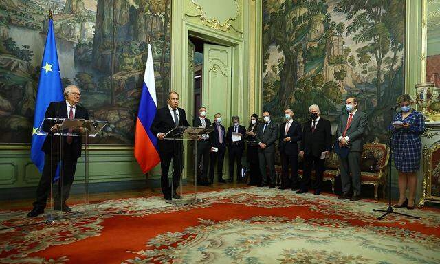 Josep Borrells (li.) Besuch beim russischen Außenminister Sergej Lawrow schlägt im EU-Parlament hohe Wellen.