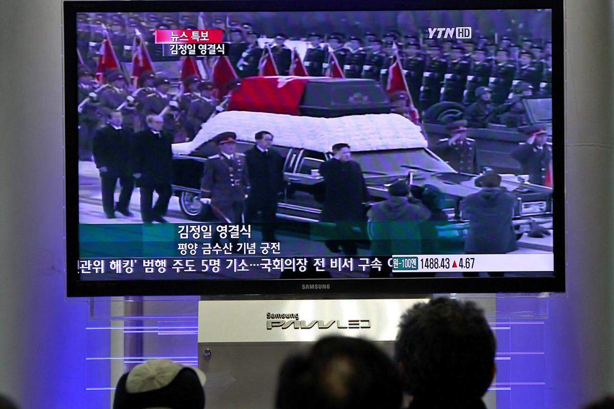 Im benachbarten Südkorea verfolgten die Bürger das Staatsbegräbnis via Fernseher. Ausländische Gäste waren bei den Feierlichkeiten in Pjöngjang nicht zugelassen.