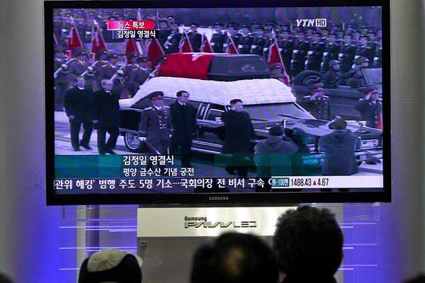 Im benachbarten Südkorea verfolgten die Bürger das Staatsbegräbnis via Fernseher. Ausländische Gäste waren bei den Feierlichkeiten in Pjöngjang nicht zugelassen.