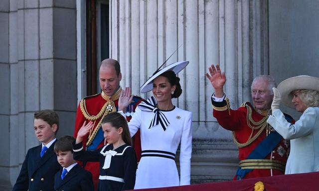 Im Anschluss an die Parade trat die royale Familie auf den Balkon des Buckingham-Palasts. Im Zentrum stand dieses Jahr nicht nur König Charles III., sondern auch die Rückkehr seiner Schwiegertochter Kate an die Öffentlichkeit.