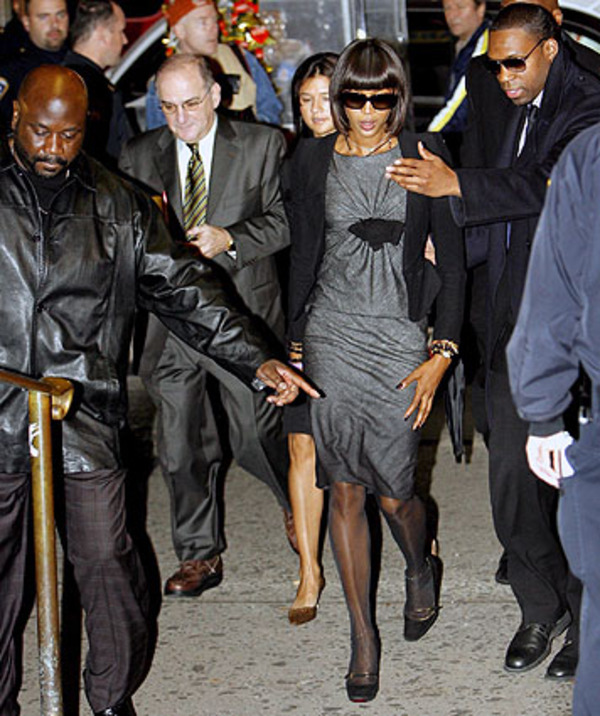 Sie weiß es, gut zu wirtschaften, am Benehmen scheint es allerdings öfter zu scheitern. 1993 wird sie von der amerikanischen Topagentur Elite Models rausgeschmissen. Die Begründung: "Kein Geld und kein noch so großes Prestige könnten noch rechtfertigen, was sie unseren Angestellten und Kunden zumutet."