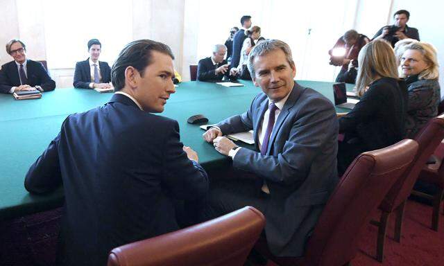Das Parlament wird am Montag entscheiden, ob Sebastian Kurz noch länger beim Ministerrat Platz nehmen darf.