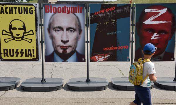 Poster von Künstlern in Kiew: Russland und die Ukraine beschuldigen sich gegenseitig.
