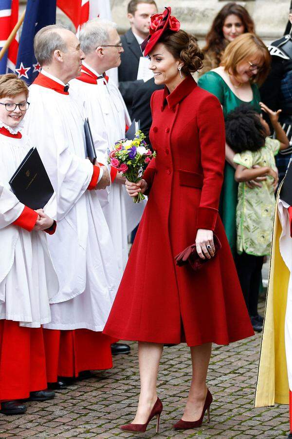 Beim jährlichen Gottesdienst am Commonwealth Day zeigte sich die 38-Jährige ganz in Rot. Sie trug einen Mantel von Catherine Walker, den sie schon am Weihnachtstag 2018 trug. Dazu wählte sie einen Hut der britischen Hutmacherin Sally-Ann Provan.