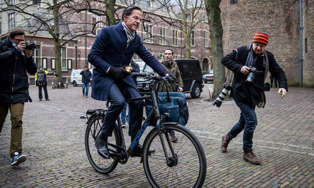Ein typischer Niederländer: Mark Rutte ist oft flott im Regierungsviertel von Den Haag unterwegs.  