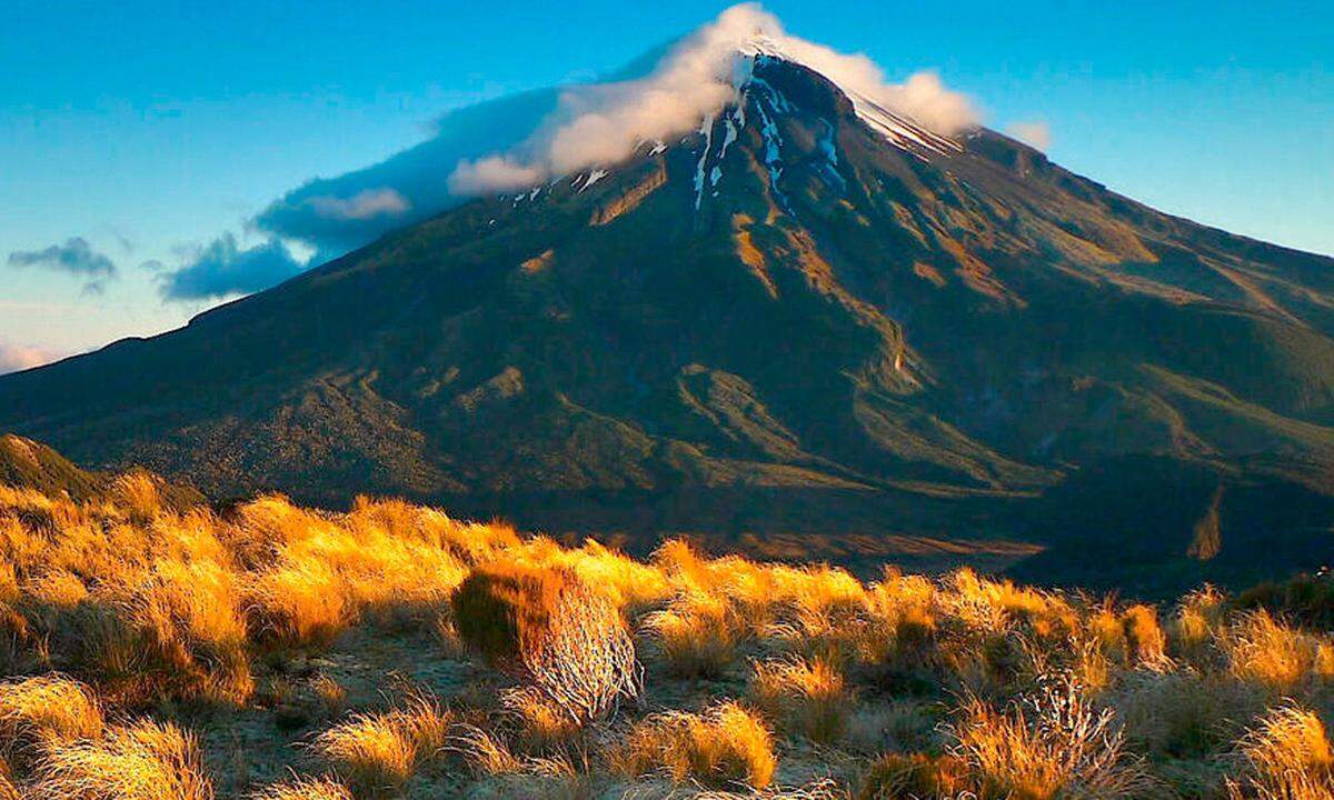 Bevormundet. Spitzkegelig thront der inaktive Vulkan Taranaki über den Wiesen der gleichnamigen Region und offenbart beinahe auf jedem Höhenmeter eine andere Landschaft. Unlängst hat die neuseeländische Regierung gemeinsam mit acht Maori-Stämmen die Vormundschaft für den einzigartigen Vulkan auf der Nordinsel Neuseelands übernommen. Wie schon dem Whanganui River wird ihm so der Status einer juristischen Person mitsamt allen Rechten zuteil. newzealand.com