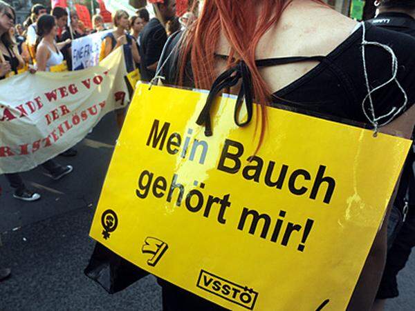 Während der SP-Demo waren immer wieder auch Plakate der Grünen zu sehen. Sie hatten gemeinsam mit einigen linken Fraktionen - eine Kundgebung unter dem Motto "Abtreibung ist Frauenrecht" abgehalten.