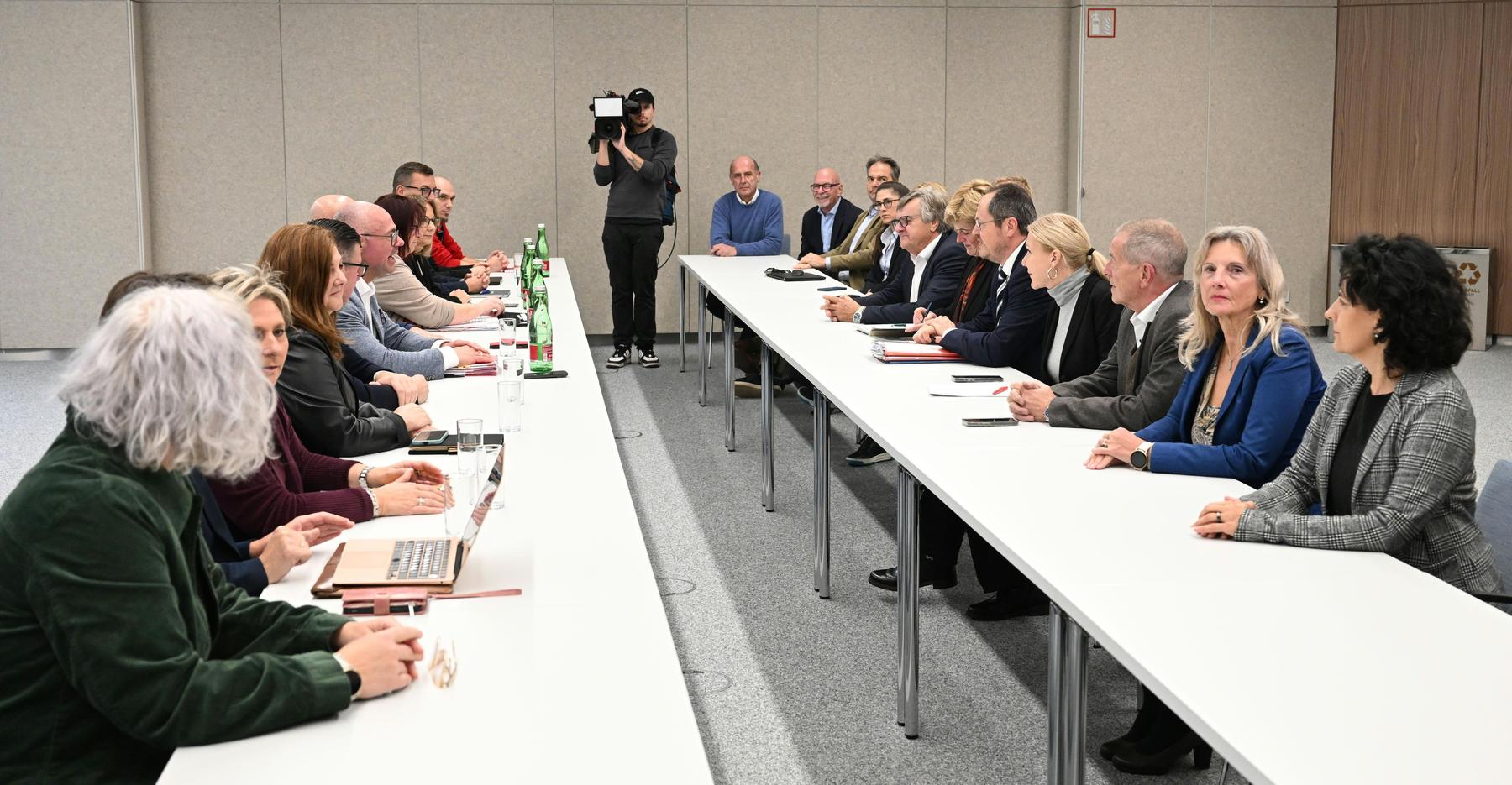 Pogajanja o kolektivni pogodbi za trgovino v Avstriji neuspešna, napovedane so delavske skupščine