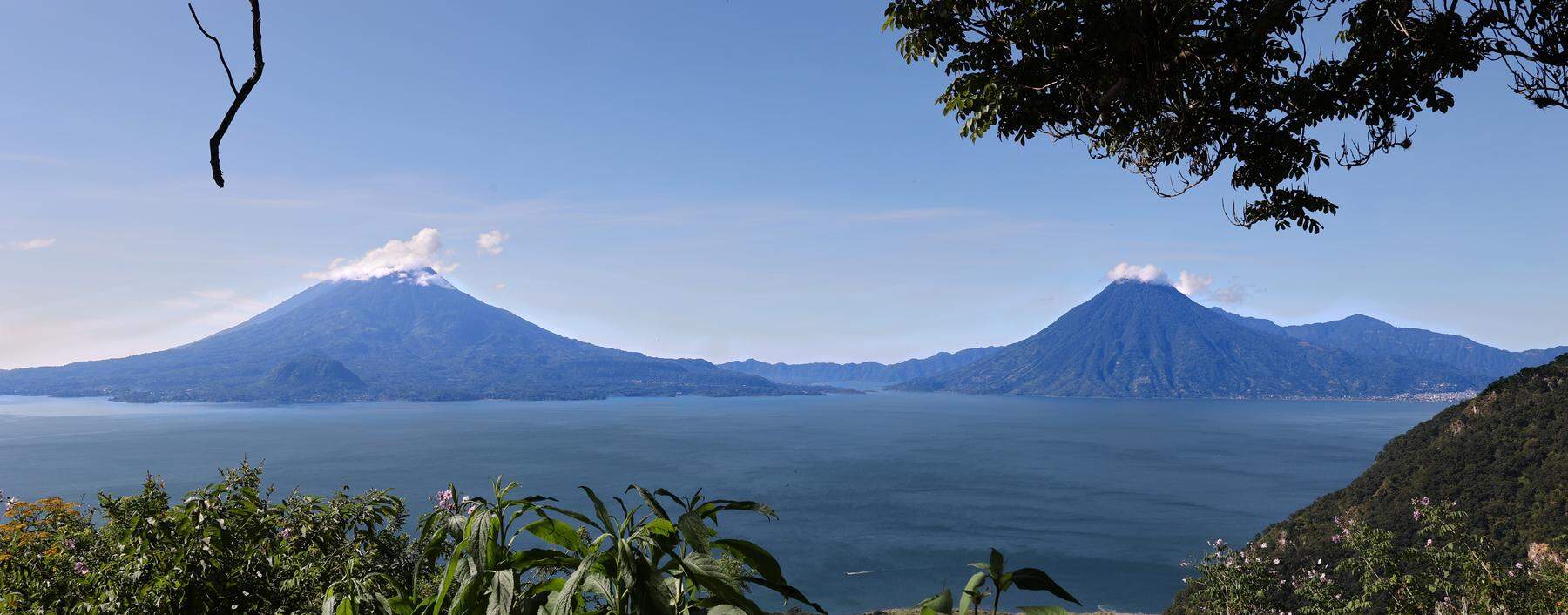 1560 über dem Meer gelegen und 325 Meter tief: Der Atitlán-See füllt eine Caldera. 