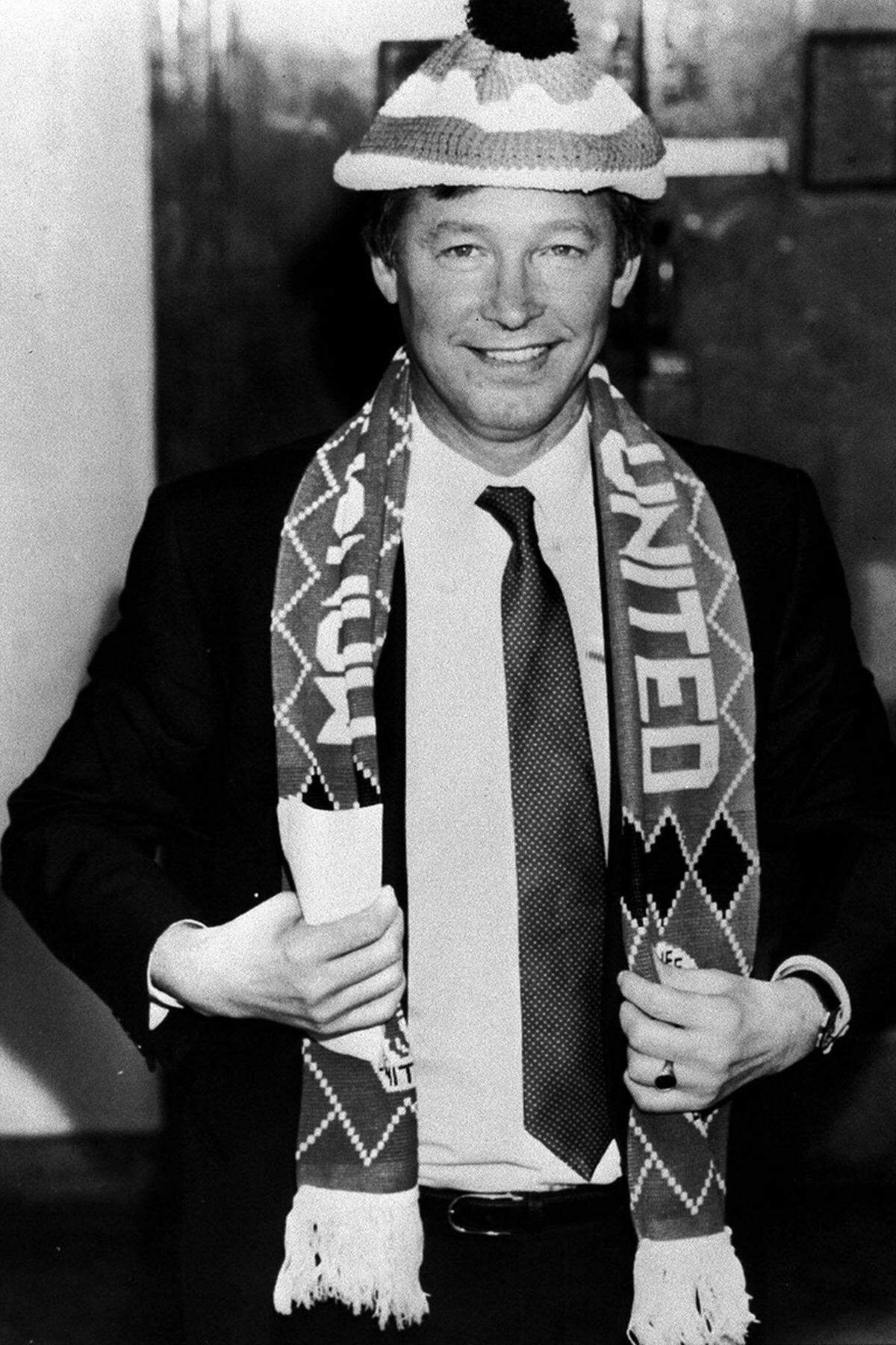 Am 6. November 1986 wechselt Ferguson auf die Trainerbank des zu diesem Zeitpunkt um das Überleben kämpfenden und seit Jahren titellosen Traditionsclubs Manchester United. Anfangs wird Ferguson von den Fans noch ausgebuht. „Schmährufe“ wie „Bye, Bye Fergie“ sollen durch das Old Trafford getönt sein. Ein Treppenwitz der Geschichte.