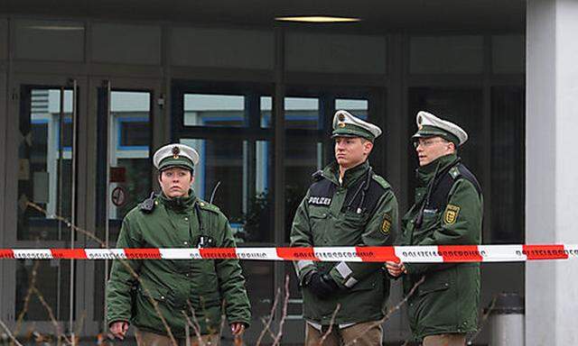 Polizisten stehen am Freitag, 13. Maerz 2009, vor der abgesperrten Realschule Albertville in Winnende
