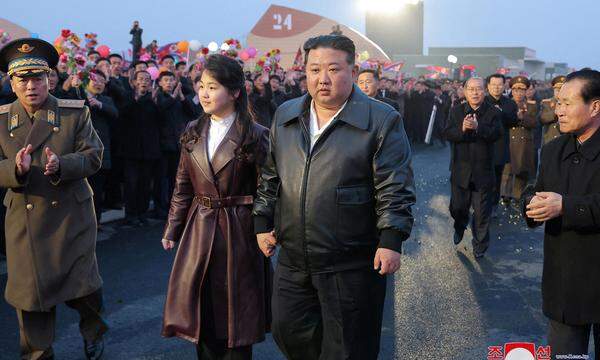 Der nordkoreanische Machthaber Kim Jong-Un mit seiner Tochter Kim Ju-ae. Das Foto wurde am 16. März von der nordkoreanischen Nachrichtenagentur zur Verfügung gestellt.