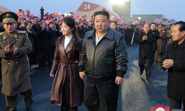 Der nordkoreanische Machthaber Kim Jong-Un mit seiner Tochter Kim Ju-ae. Das Foto wurde am 16. März von der nordkoreanischen Nachrichtenagentur zur Verfügung gestellt.