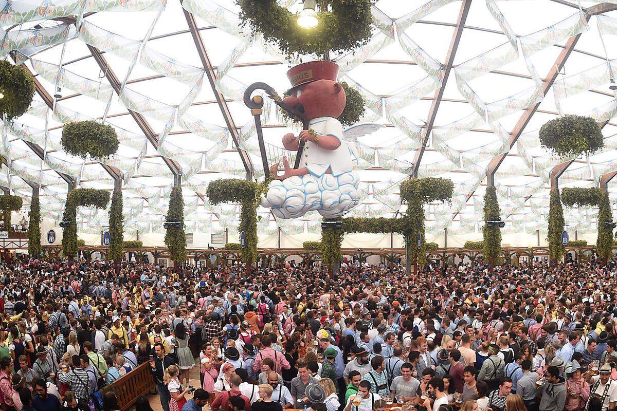 Rund eine halbe Million Menschen haben bei Regen und kühlen Temperaturen am ersten Wochenende das Münchner Oktoberfest besucht, das bis 3. Oktober dauert. Das waren halb so viele wie im Vorjahr.