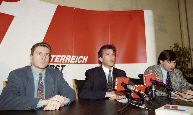 Eine Zäsur für Land und Partei: Der frühere FPÖ-Chef Jörg Haider 1993 vor einem „Österreich zuerst“-Plakat, neben ihm sitzen Herbert Scheibner (l.) und Walter Meischberger.