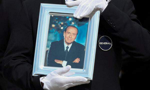 Silvio Berlusconi, der vier Mal zum Premierminister Italiens gewählt wurde, wurde Mitte Juni in Mailand begraben.