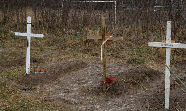 Gräber mit Leichen von Zivilisten in Butscha, die von russischen Soldaten getötet worden sein sollen.