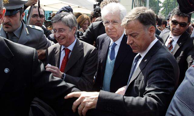 Italiens Premier Mario Monti (in der Mitte) und der Gouverneur der Region Emilia Romagna, Vasco Errani, besuchen die Erdbebenregion.
