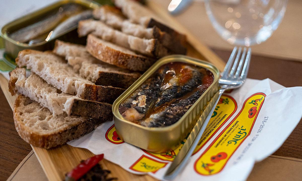 Eine Besichtigung der traditionellen Konserven-Manufaktur „NURI“ steht natürlich auch am Reiseprogramm.