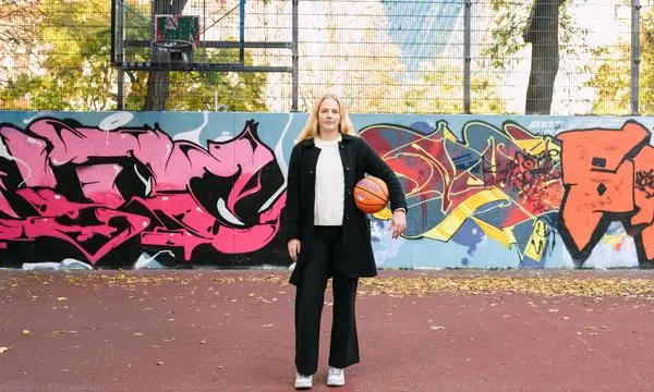 Auf öffentlichen Plätzen wie diesem in Wien hat Sina Höllerl selten gespielt.