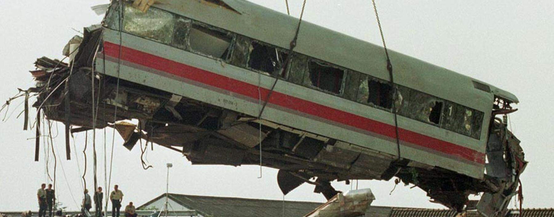 A CARRIAGE OF THE WRECKED TRAIN IS LIFTED BY A CRANE IN ESCHEDE.
