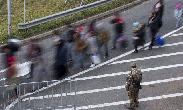 Flüchtlinge an der Slowenisch-Österreichischen Grenze aufgenommen im November 2015