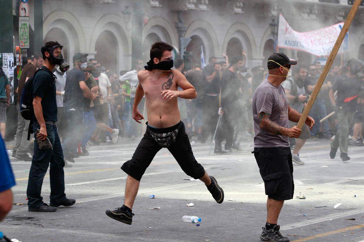 Als Demonstranten - offenbar Linksextreme - versuchten, die Absperrungen zu durchbrechen, setzte die Polizei Tränengas ein, um die Menge zu vertreiben.