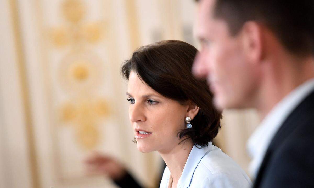 Verfassungsministerin Karoline Edtstadler (ÖVP) und Gesundheitsminister Wolfgang Mückstein (Grüne) haben zu einem Impfpflicht-Gipfel geladen. 