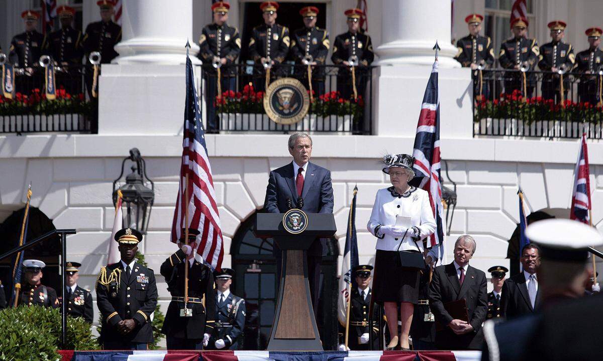 Beim Besuch der Queen in Washington 2007 dankte er Elizabeth II., dass sie bereits 1776 zur Feier des 200. Jahrestag der Unabhängigkeitserklärung dagewesen sei. "Sie gab mir einen Blick, wie nur eine Mutter ihrem Kind zuwirft", sagte Bush über den Versprecher.