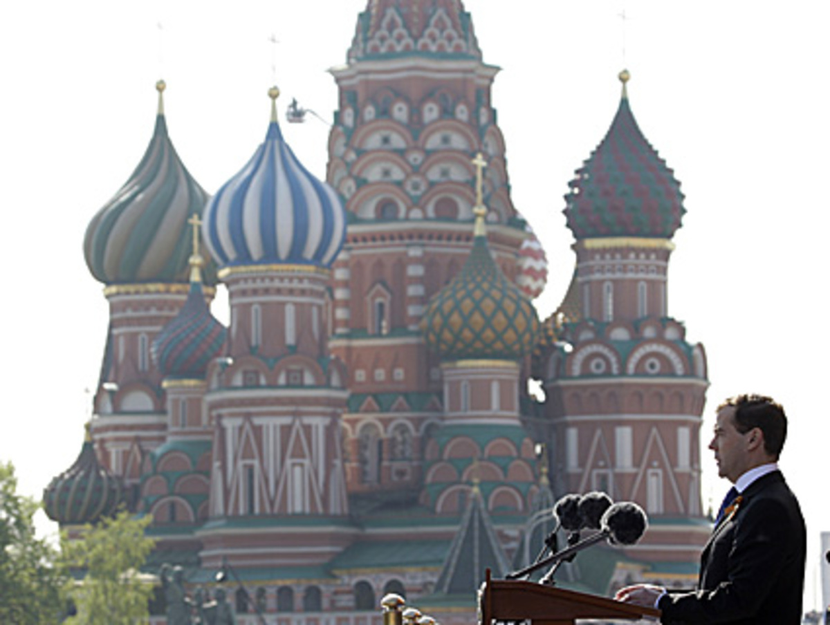 In seiner Rede vor den Soldaten warnte Präsident Dmitrij Medwedjew vor Angriffen auf Russland.