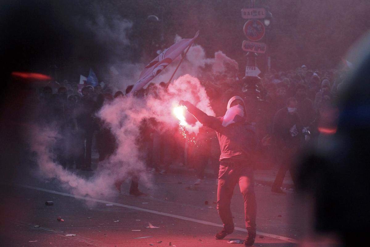 Das Gesetz zur Einführung der Homo-Ehe, eines der zentralen Wahlversprechen des sozialistischen Staatschefs Francois Hollande, war Ende April vom Parlament endgültig beschlossen worden und trat am 18. Mai in Kraft. Es räumt Homosexuellen neben der Eheschließung auch ein Adoptionsrecht ein.