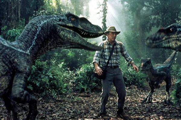 Ausgerechnet der Paläontologe Dr. Alan Grant (Sam Neill) wird zum Helden. An seiner Seite, seine Kollegin und Geliebte Dr. Ellie Sattler (Laura Dern). Es waren aber weniger die schauspielerischen Leistungen, als die Spezialeffekte, die beim Publikum Eindruck hinterließen. Sie machten fast ein Drittel des Gesamtbudgets von "Jurassic Park" aus.